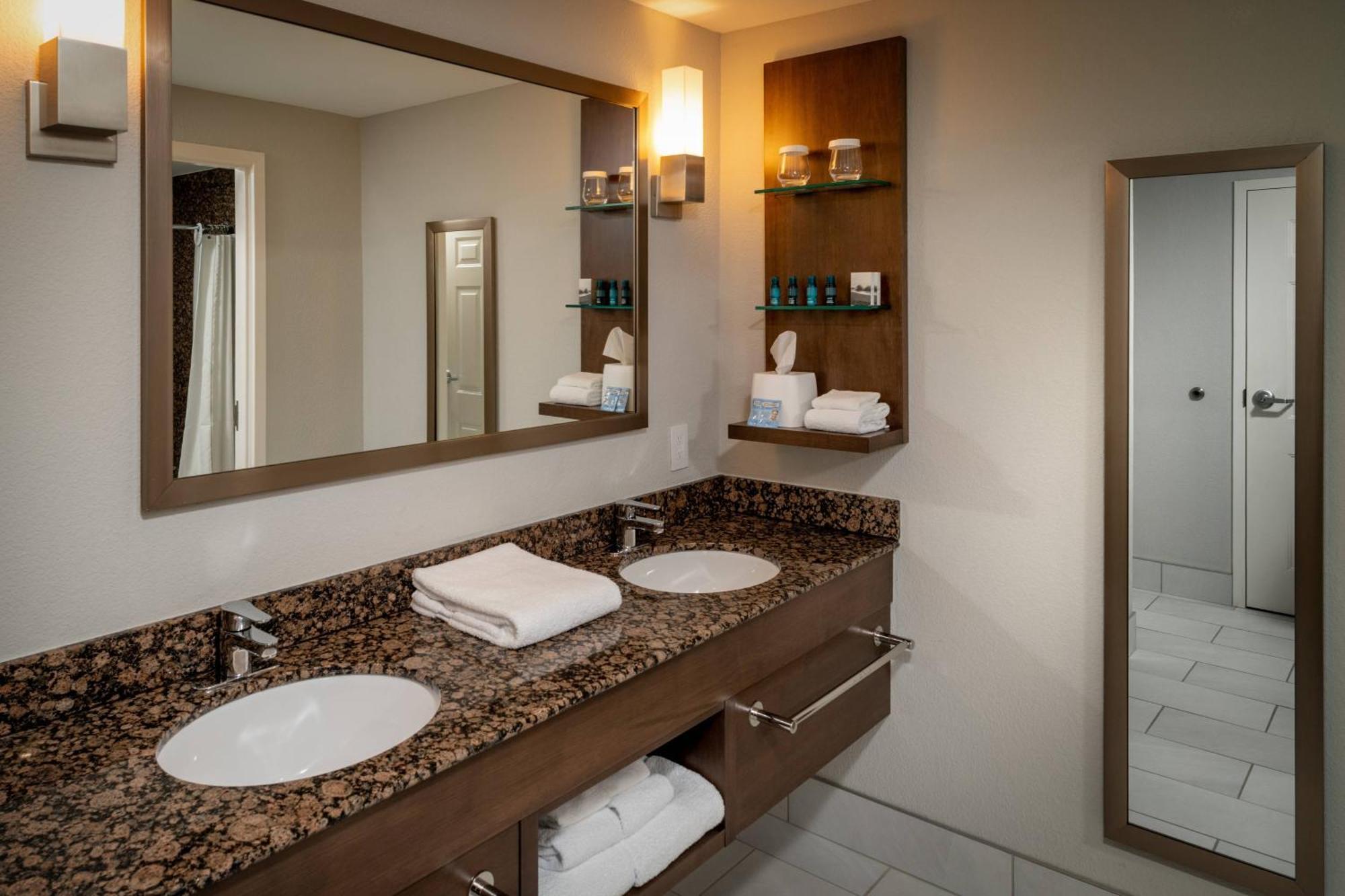 Delta Hotels By Marriott Huntington Mall Barboursville Exterior foto